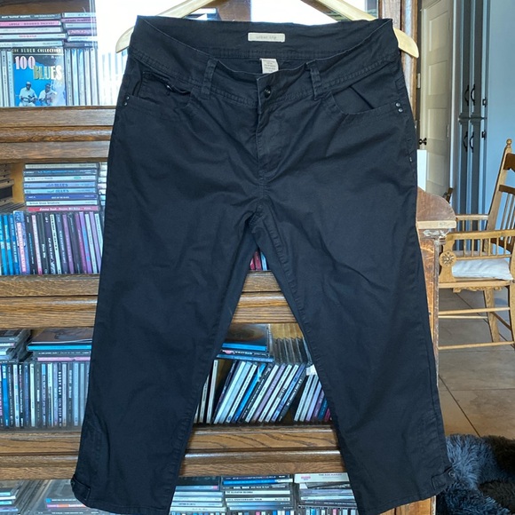 URBAN LIFE True Black Capris Size 7/8 - Picture 1 of 10